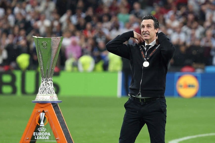Soccer Football - UEFA Europa League - Final - SC Freiburg v Aston Villa - Besiktas Park, Istanbul, Turkey - May 21, 2026
Aston Villa manager Unai Emery walks up to the podium with his winners medal after winning the UEFA Europa League REUTERS/Umit Bektas