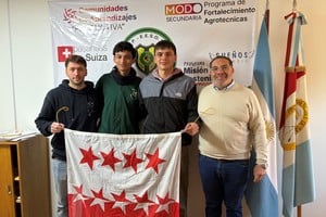 El preceptor Santiago Martin, junto a Joshua Monti y Bautista Zbrun, y el Director Mauricio Telmo. Foto: El Litoral