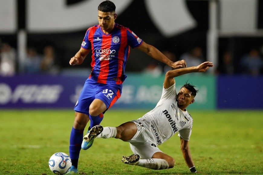Soccer Football - Copa Sudamericana - Group D - Santos v San Lorenzo - Estadio Urbano Caldeira, Santos, Brazil - May 20, 2026
San Lorenzo's Ezequiel Herrera in action with Santos' Rony REUTERS/Marcelo Machado De Melo