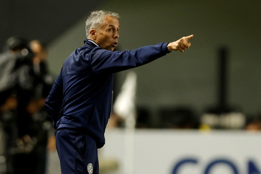 Soccer Football - Copa Sudamericana - Group D - Santos v San Lorenzo - Estadio Urbano Caldeira, Santos, Brazil - May 20, 2026
San Lorenzo coach Gustavo Alvarez during the match REUTERS/Marcelo Machado De Melo