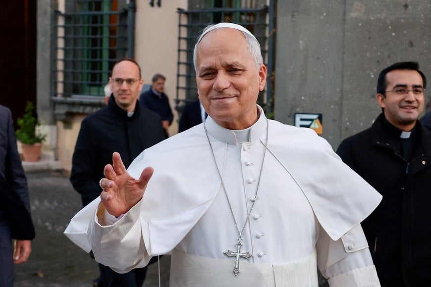 Pope Leo XIV waves to people gathered outside the papal residence before heading back to the Vatican, in Castel Gandolfo, Italy May 19, 2026. REUTERS/Remo Casilli