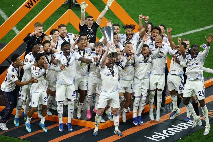 Soccer Football - UEFA Europa League - Final - SC Freiburg v Aston Villa - Besiktas Park, Istanbul, Turkey - May 21, 2026
Aston Villa's John McGinn lifts the trophy as he celebrates with teammates after winning the UEFA Europa League REUTERS/Stoyan Nenov