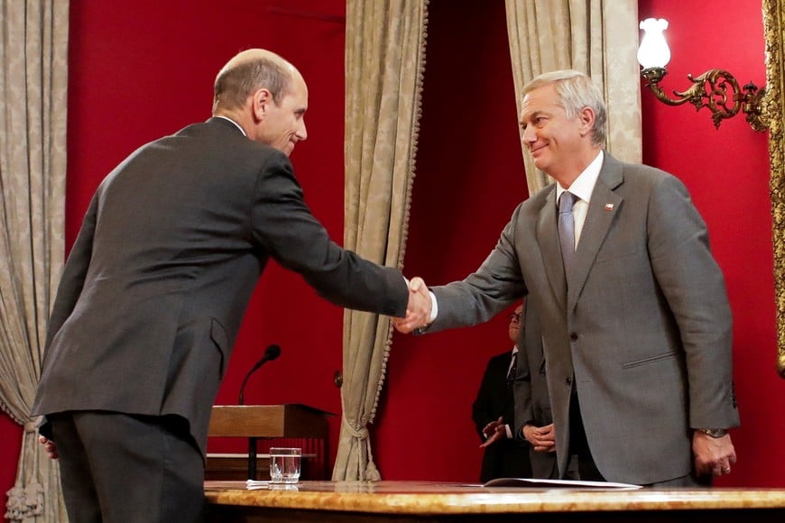 Martin Arrau, who was appointed as Chile's new Security Minister, shakes hands with Chilean President Jose Antonio Kast during a cabinet shuffle announcement at La Moneda Presidential Palace in Santiago, Chile, May 19, 2026. REUTERS/Diego Reyes     TPX IMAGES OF THE DAY
