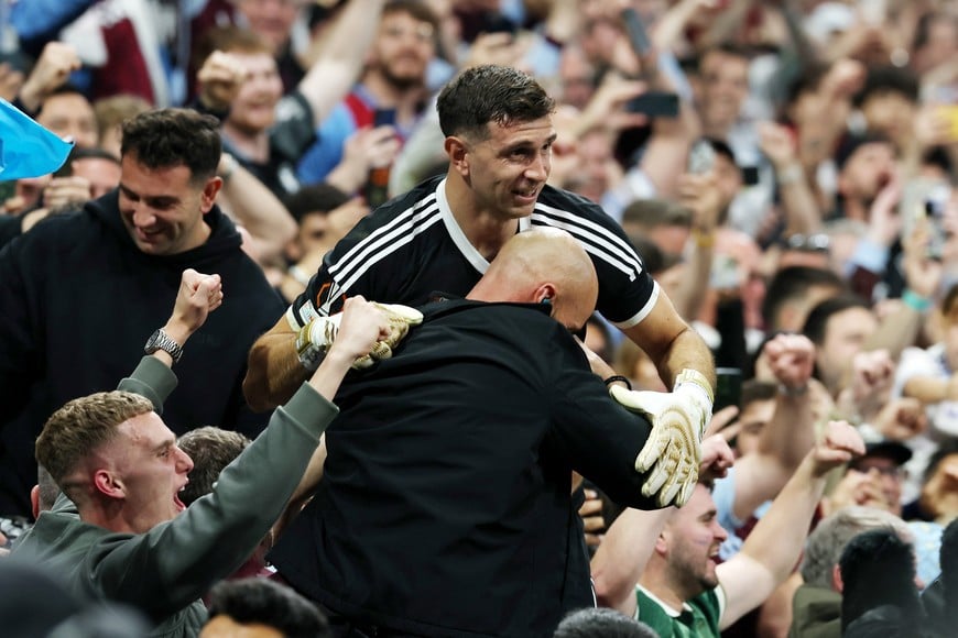 Soccer Football - UEFA Europa League - Final - SC Freiburg v Aston Villa - Besiktas Park, Istanbul, Turkey - May 20, 2026
Aston Villa's Emiliano Martinez celebrates with fans after winning the UEFA Europa League REUTERS/Kemal Aslan