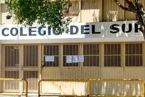 En una de las rejas de ingreso al Colegio del Sur.