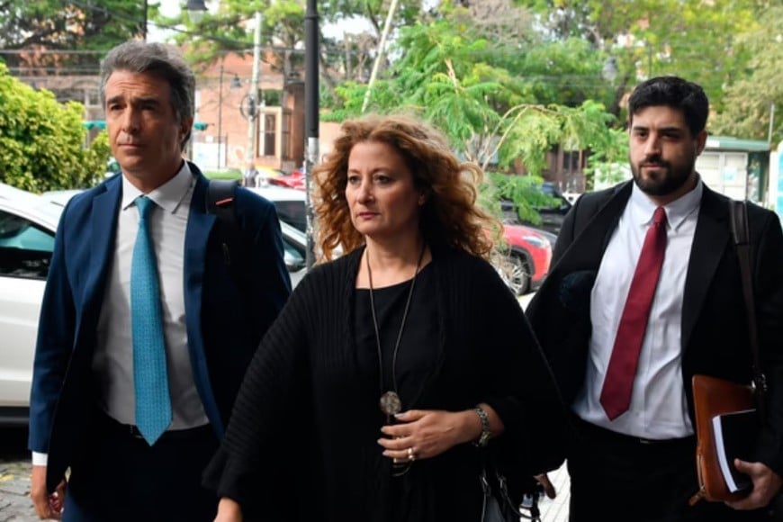 Nancy Forlini junto a sus defensores Nicolás D‘Albora y Agustín Varela. Fotografía: Agencia NA (Juan Vargas)
