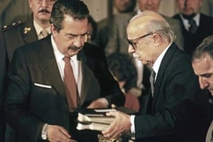 20 de septiembre de 1984. Raúl Alfonsín recibe el informe "Nunca Más" de manos de Ernesto Sábato, titular de la Conadep.