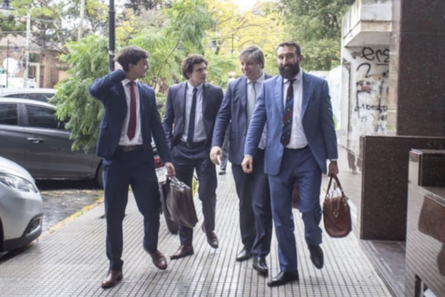 Francisco Oneto (derecha), defensor de Luque. A su lado, Roberto Rallín, otro abogado del neurocirujano. Fotografía: Agencia NA (Daniel Vides)