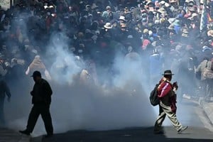 Manifestantes huyen de los gases lacrimógenos durante enfrentamientos con la policía antidisturbios en La Paz, 18 de mayo de 2026.