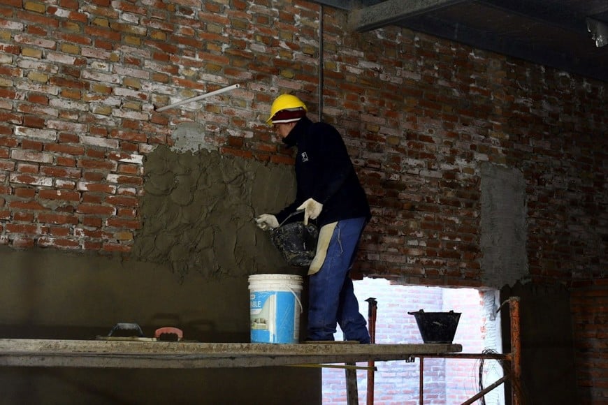 Se avanza en los revoques de las paredes. No se detectaron filtraciones. Foto: Archivo