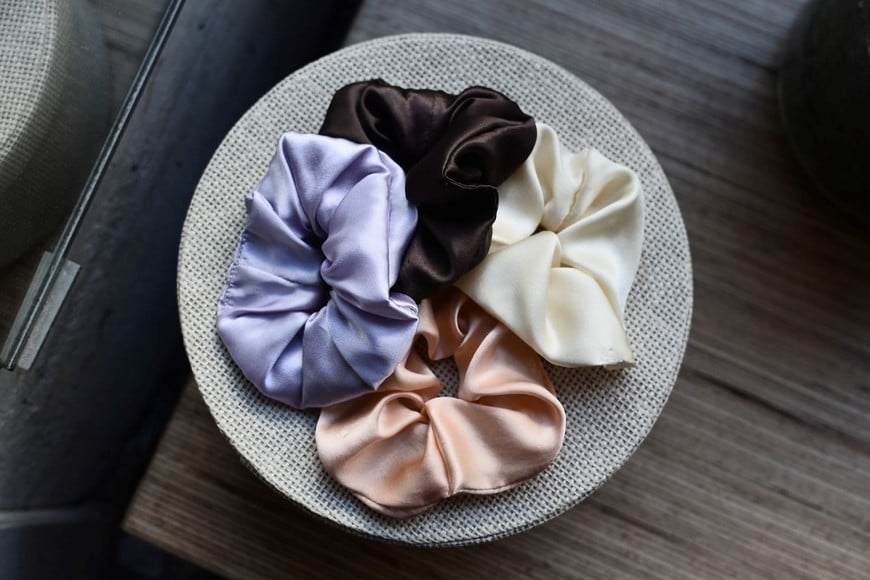 Los scrunchies combinaron comodidad y moda desde los años 90.