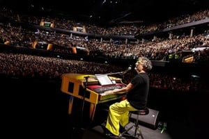 Las imágenes proyectadas durante el show también despertaron críticas entre los fanáticos.