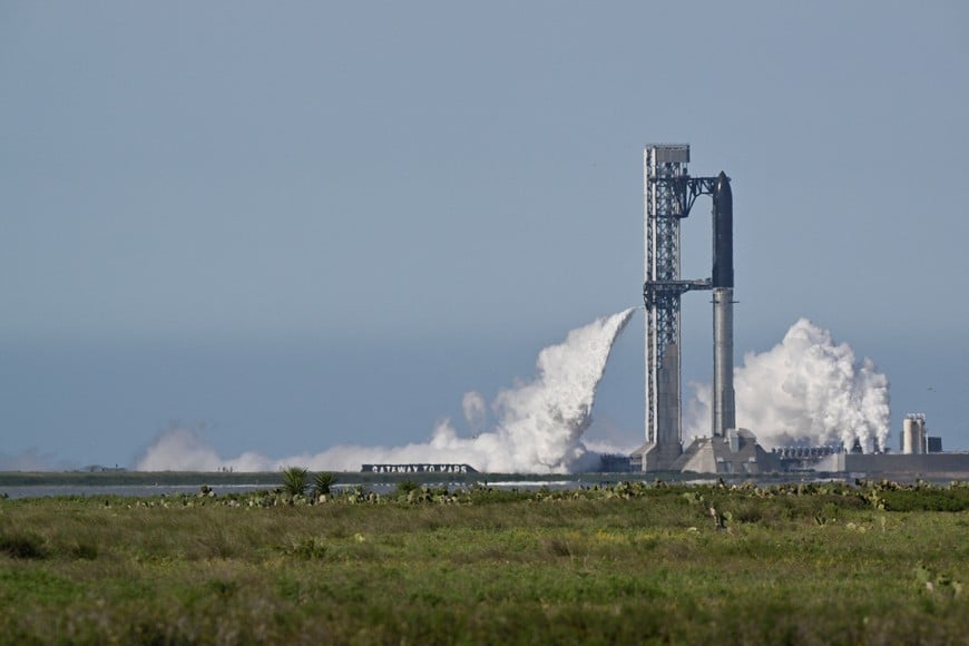 The SpaceX Starship spacecraft, about to start fueling, sits atop the Super Heavy Booster, ahead of the 12th test flight of the Starship spacecraft in Starbase, Texas, U.S., May 21, 2026. REUTERS/Steve Nesius