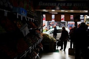 Las ventas en supermercados y mayoristas muestran una tendencia negativa, reflejando un consumo concentrado en productos básicos y cambios en los medios de pago. Foto: REUTERS / Agustin Marcarian.