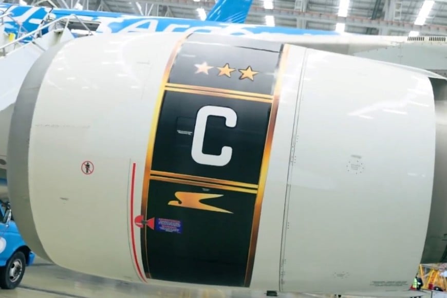 Presentaron el nuevo avión de la Selección Argentina con guiños a Messi y las tres estrellas
