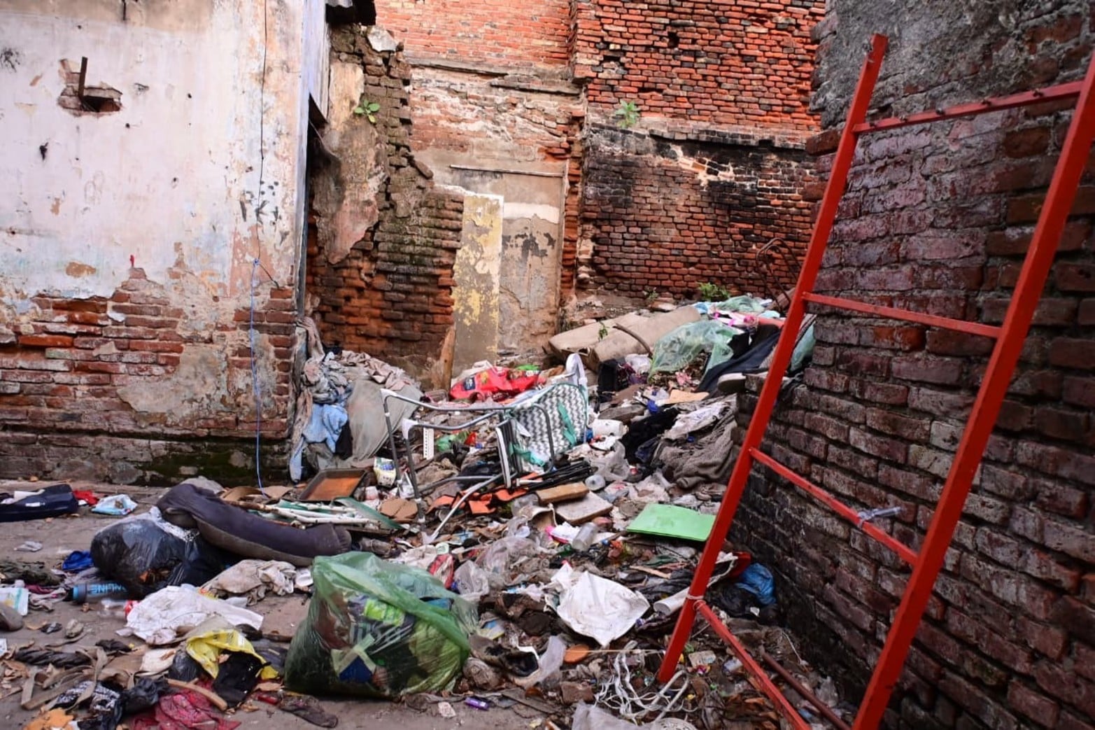 Basura, ropa y otros elementos desperdiciados. 