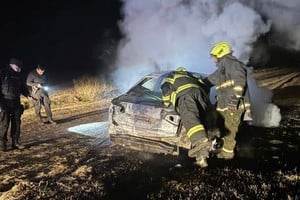 El vehículo quedó completamente calcinado y no se presentó ningún propietario en el lugar.