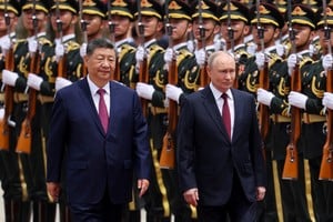 Putin fue recibido en China con todos los honores militares: guardia de honor, salva de cañones y fuerte simbolismo. Crédito: REUTERS/Maxim Shemetov