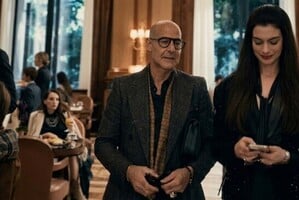 A la izquierda, Mari junto a su esposa e hijo; a la derecha, Stanley Tucci y Anne Hathaway.