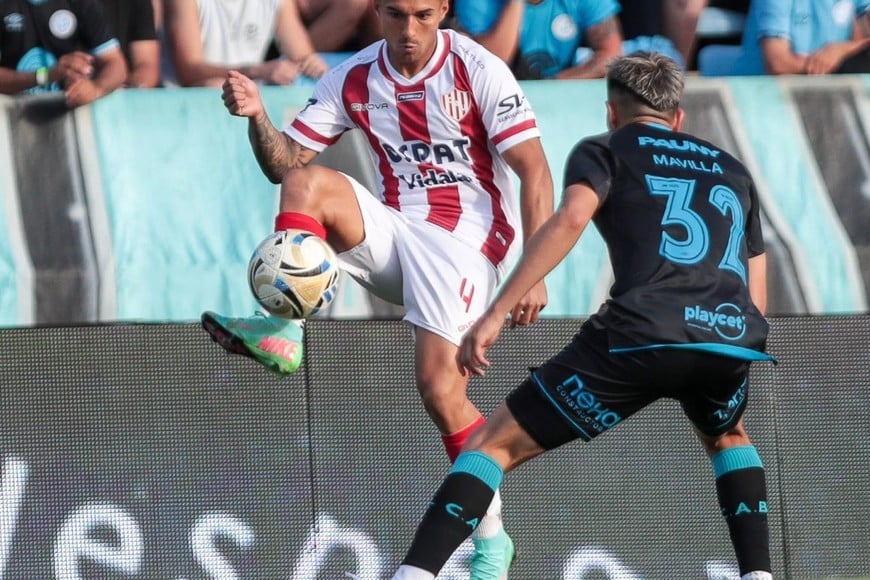Emiliano Alvarez, un lateral que llegó con buenos antecedentes pero que no terminó de conformar. Delante suyo, lo tuvo a Vargas, de buen rendimiento en el equipo de Madelón.