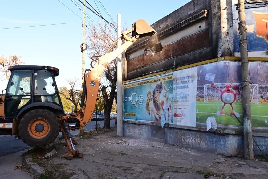 El derribo del búnker de barrio Sur en imágenes