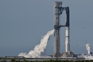 La etapa superior del cohete continuará su coreografía suborbital, desplegando veinte satélites ficticios y dos Starlinks modificados. REUTERS/Steve Nesius
