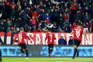 Independiente marcó dos goles de tiro libre para ponerse encima de Unión