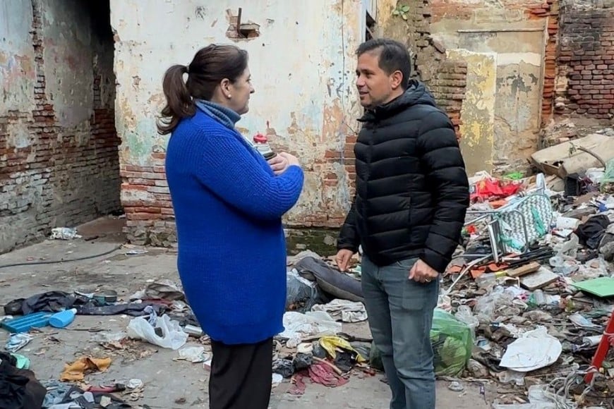 El concejal Lucas Simoniello en el lugar de la demolición.