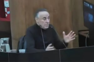 Durante el juicio. Julio César Silva, encargado del edificio donde vivía la expresidenta, desmintió haber visto valijas, afirmando que su declaración anterior fue condicionada por presiones.