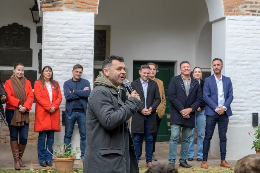 Los alumnos realizaron una emotiva interpretación en vivo del tema y recibieron presentes entregados por integrantes del Ejecutivo municipal.