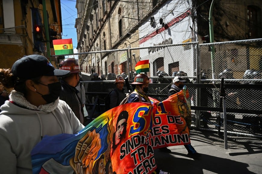 Demonstrators participate in a march calling for the resignation of Bolivia's President Rodrigo Paz, as the country's economic and fuel crisis worsens due to a shortage of U.S. dollars and falling domestic energy production, in La Paz, Bolivia, May 21, 2026. REUTERS/Claudia Morales