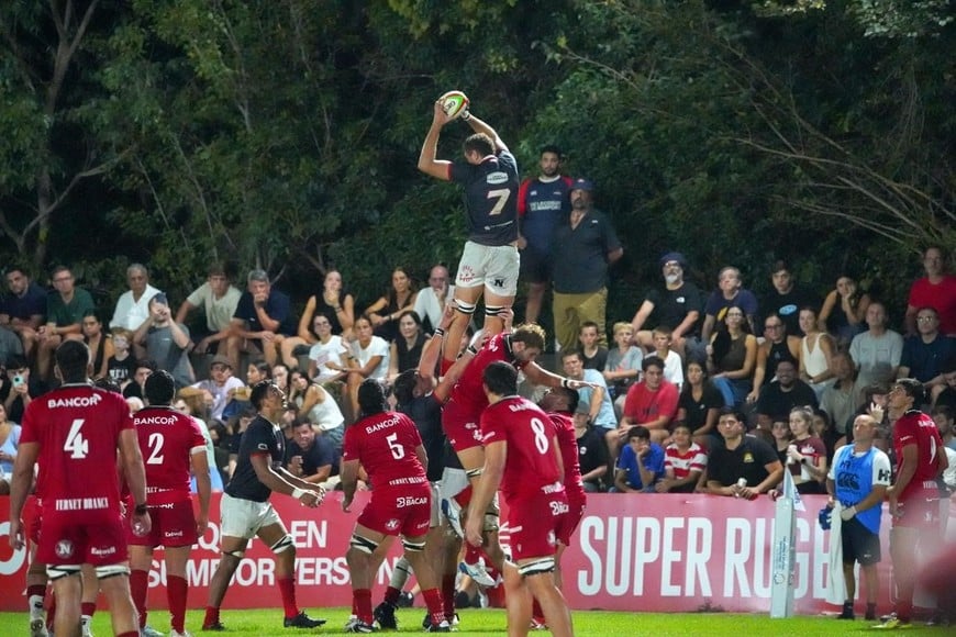 Felipe Villagrán, bien arriba. El 7 es clave en el line out. Foto: Fernando Nicola