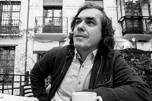 Mircea Cartarescu, 69 años. Poeta, prosista, novelista y cuentista rumano, considerado por la crítica literaria el más importante de los escritores contemporáneos de Rumania. Es conferenciante universitario, doctor en la Cátedra de Literatura Rumana de la Facultad de Letras de la Universidad de Bucarest.