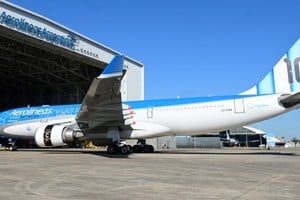 Presentaron el nuevo avión de la Selección Argentina con guiños a Messi y las tres estrellas