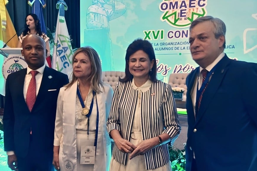 Jude Elie, candidato a presidente de Haití; María Isabel Pichardo de Valdez, corresponsal OMAEC en República Dominicana; Raquel Peña Rodríguez, vicepresidente de Republica Dominicana y Eugenio Martín De Palma, rector de la UCSF.