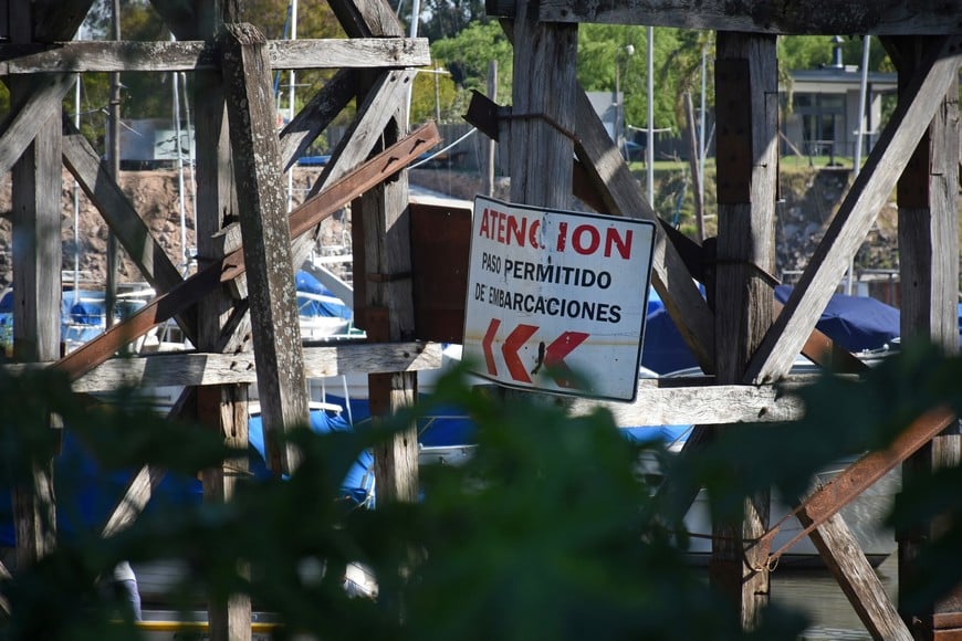 Por debajo del puente, un cartel indica por dónde deben atravesarlo las embarcaciones. Fernando Nicola.