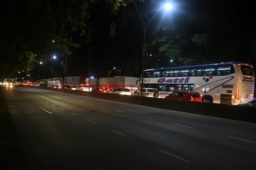 Choque y vuelco en Belgrano y Alem. Foto: Manuel Fabatía