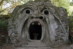 Las esculturas gigantes y grotescas del Parque de los Monstruos convierten a Bomarzo en uno de los jardines más enigmáticos de Italia.