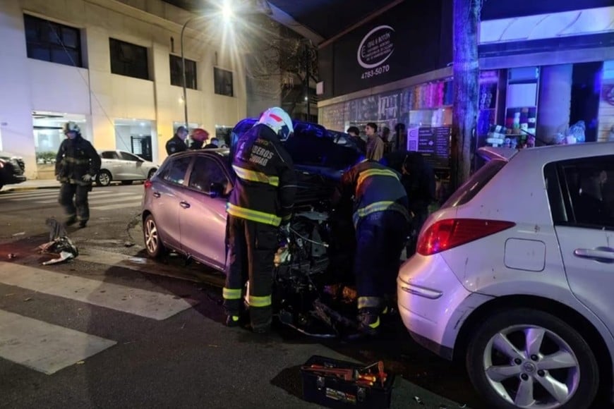 La colisión también afectó autos estacionados y locales cercanos.