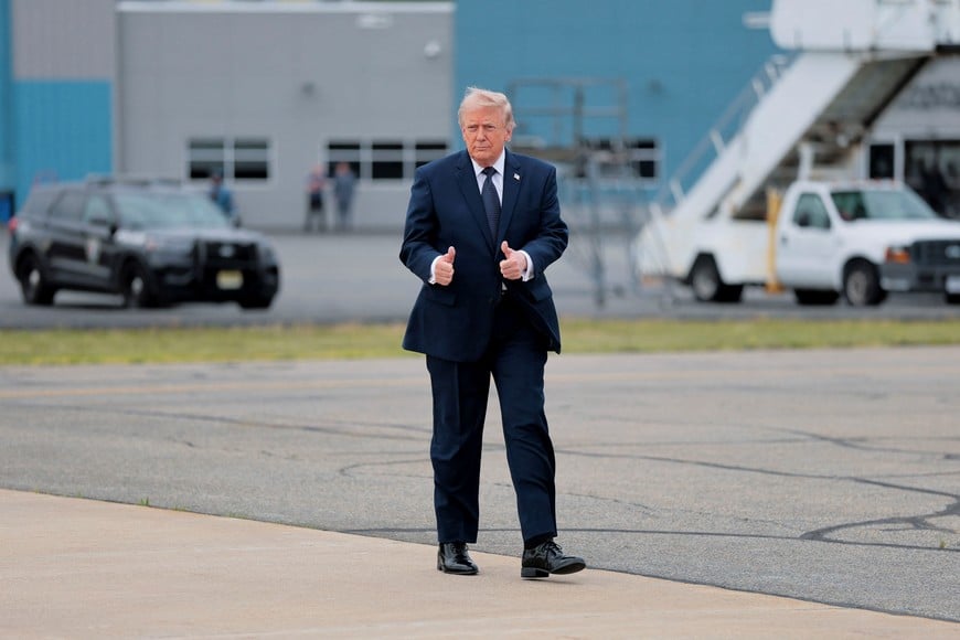 U.S. President Donald Trump gestures as he leaves Marine One to board Air Force One en route to Joint Base Andrews, Maryland, as he departs Morristown Airport in Morristown, New Jersey, U.S., May 22, 2026. REUTERS/Kylie Cooper