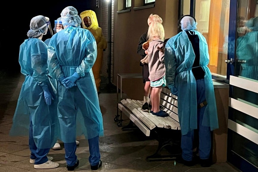 FILE PHOTO: Two children of an American Ebola patient look through a window at their father in the isolation ward at the Charite hospital in Berlin, Germany, May 21, 2026. Charite/Handout via REUTERS
ATTENTION EDITORS - THIS IMAGE HAS BEEN SUPPLIED BY A THIRD PARTY. THIS PICTURE WAS CROPED BY REUTERS. AN UNCROPPED VERSION HAS BEEN PROVIDED SEPARATELY./File Photo