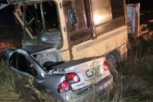 Las víctimas viajaban en un vehículo menor y fallecieron en el acto.
