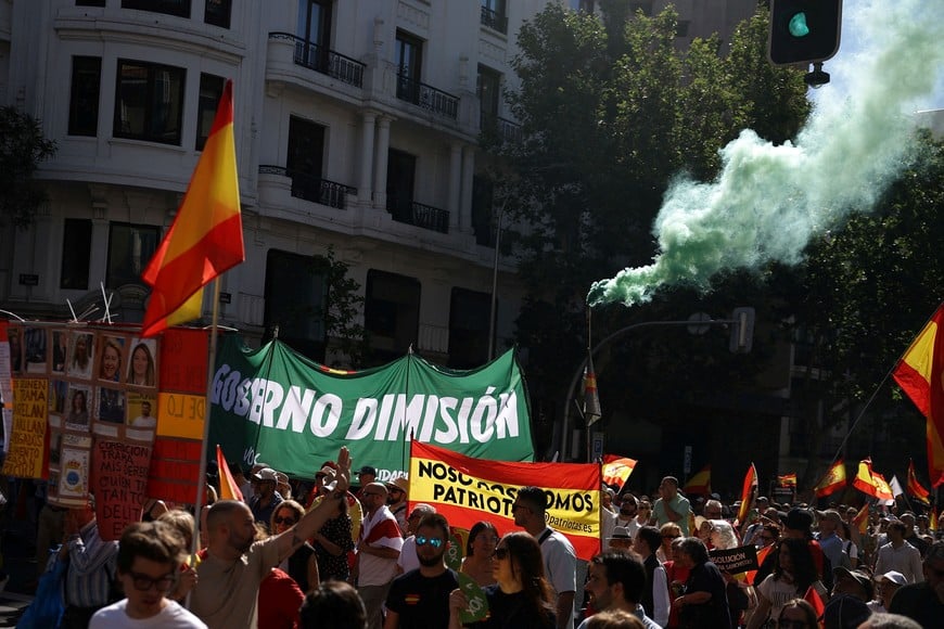 People take part in a rally organised by Spain’s far-right VOX party against Prime Minister Pedro Sanchez’s government, in Madrid, Spain, May 23, 2026. The banners reads 'Government resignationt' and 'We are patriots'. REUTERS/Kacper Pempel