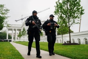 Agentes del Servicio Secreto de Estados Unidos caminan por la Casa Blanca tras escucharse supuestos disparos en las cercanías. REUTERS/Nathan Howard