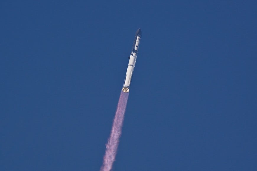 A SpaceX Super Heavy booster carrying the Starship spacecraft lifts off on its 12th test flight at Starbase, Texas, U.S., May 22, 2026. REUTERS/Steve Nesius