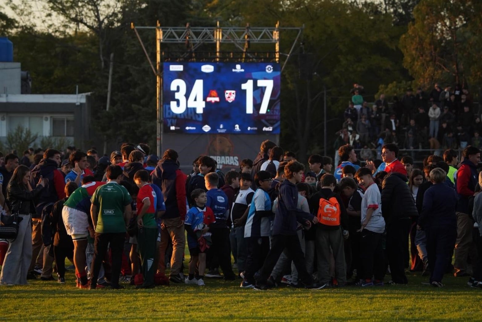 Resultado final y alegría en Paraná. El público brindó su apoyo al equipo del litoral. 