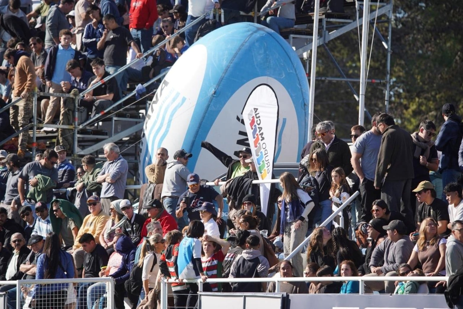 Tribunas repletas para presenciar rugby de alto vuelo.  Foto: Fernando Nicola