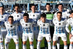 El once inicial estuvo integrado por Mayco Bergia; Agustín Solveyra, Gabriel Fernández, Fernando Ponce y Enzo Wuattier; Leonardo Flores, Juan Martín Capurro y Nahuel Cainelli; Ijiel Protti, Martiniano Moreno y Lucas Albertengo.