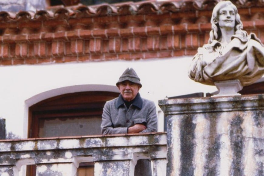 Manuel Mujica Lainez (1910-1984). Más conocido como "Manucho", fue un renombrado y distinguido escritor argentino, destacado tanto por sus novelas, como por sus crónicas, biografías, ensayos y cuentos. También se lo recuerda como crítico de arte, periodista y traductor.