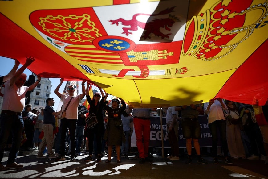 People hold giant Spanish national flag as they take part in a rally organised by Spain’s far-right VOX party against Prime Minister Pedro Sanchez’s government, in Madrid, Spain, May 23, 2026. REUTERS/Kacper Pempel
